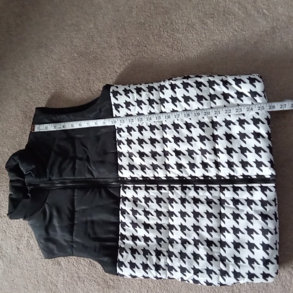 EUC! SHEIN Blackand white puffer vest - Picture 3 of 8